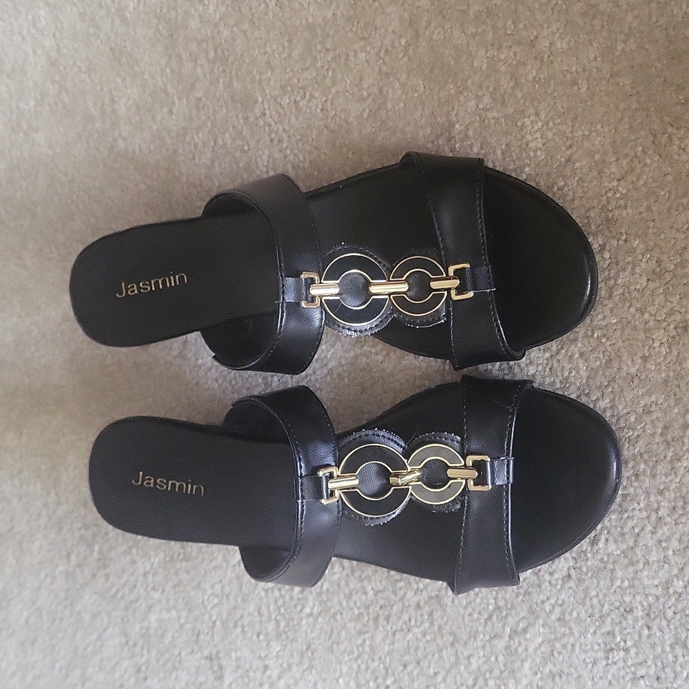 Low Heeled sandal